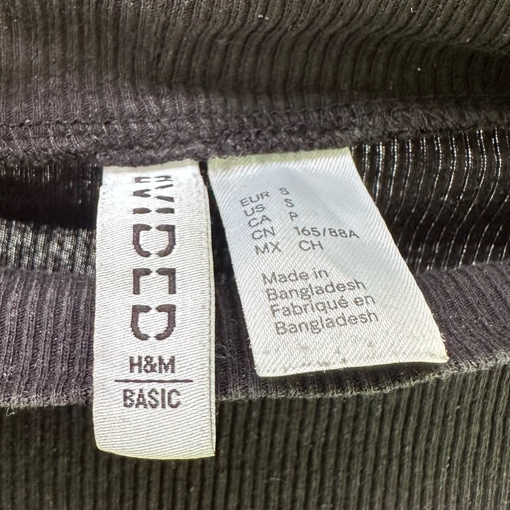 H&M Black Short Sleeve Women’s Turtleneck Tee - Picture 2 of 3